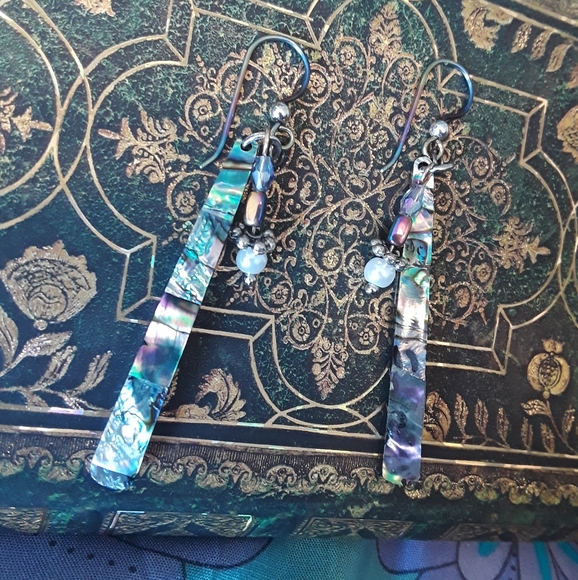 Robelard Jewelry - OOAK Abalone rainbow pearl niobium earrings